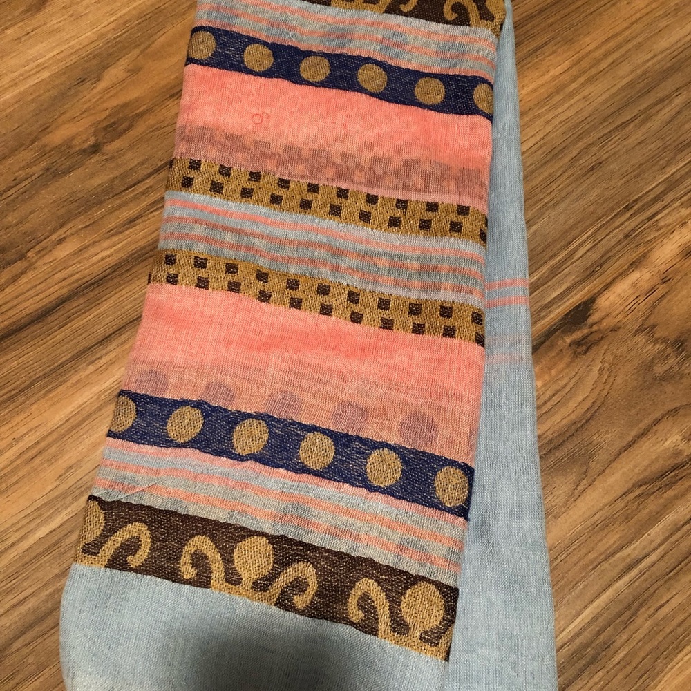 Lightweight scarf.